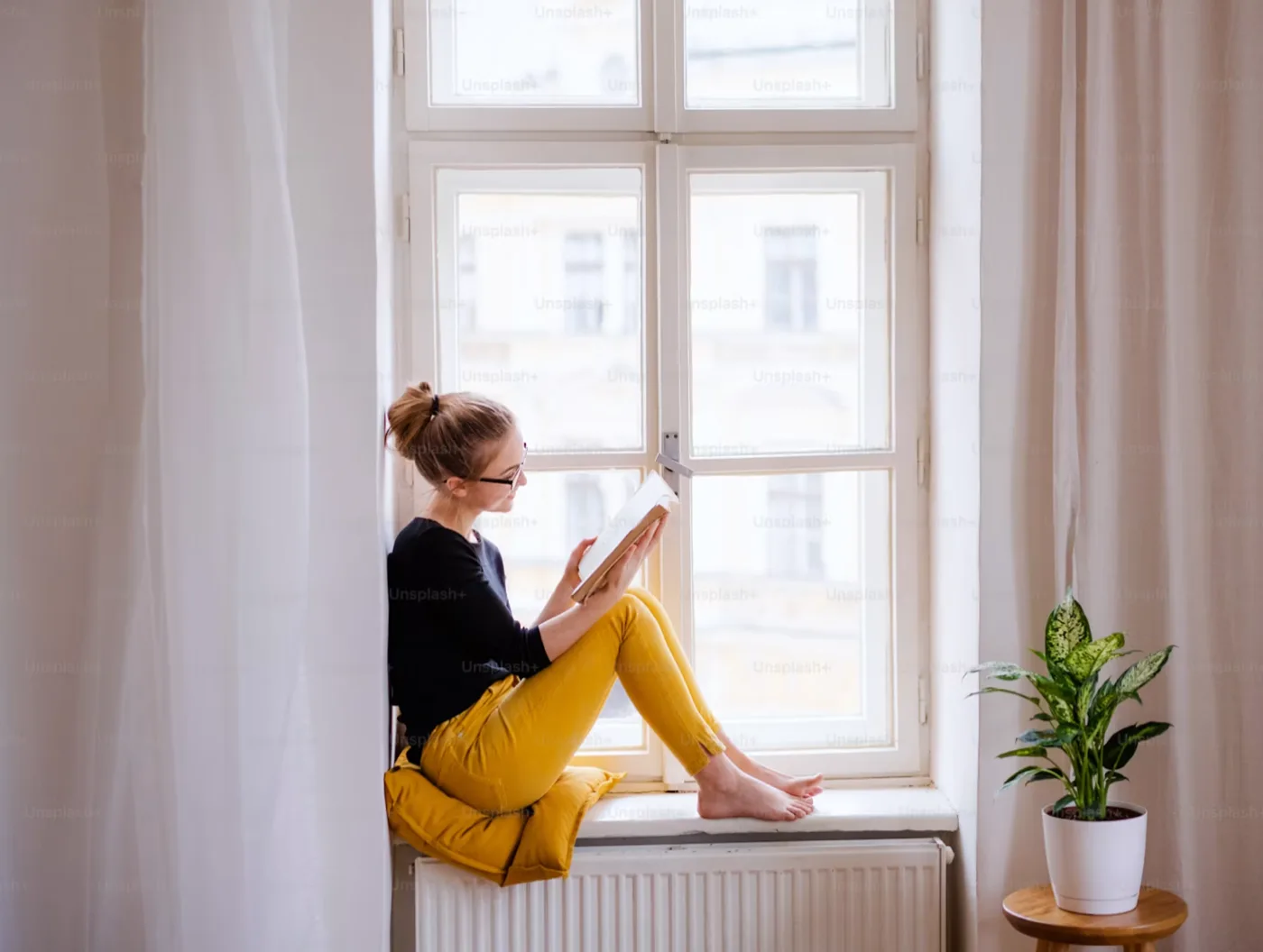 Conseillère immobilière lisant près d'une fenêtre