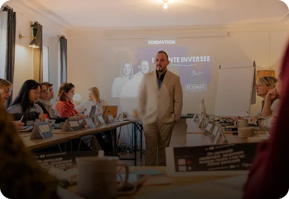 Julien anime une formation La Vente Inversée® face à un groupe de conseillers