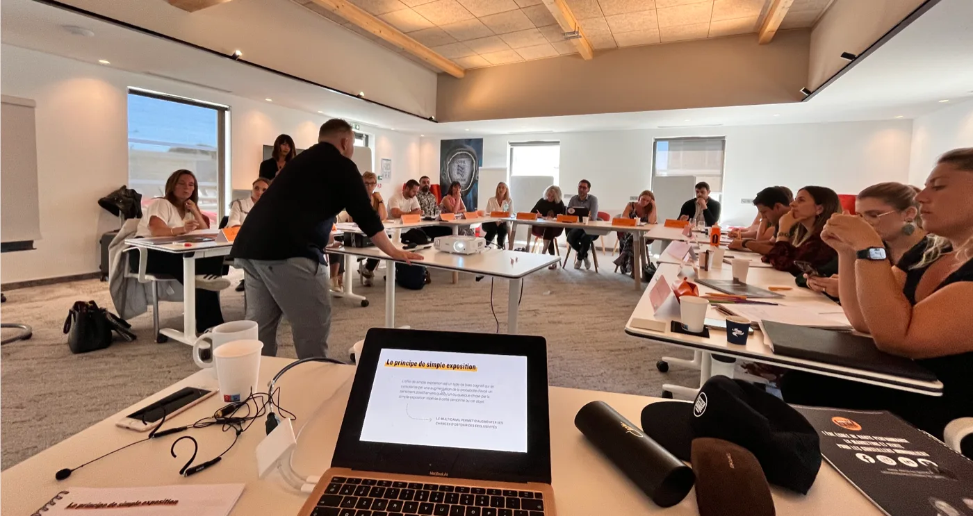 Julien anime une session de formation 360 Acquéreurs devant un groupe de conseillers immobiliers