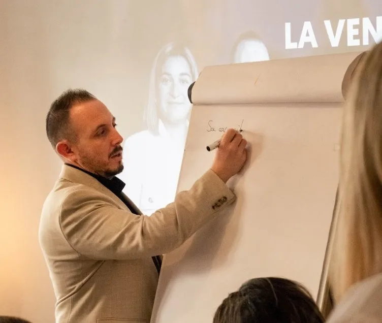 Julien anime une session La Vente Inversée® au paperboard