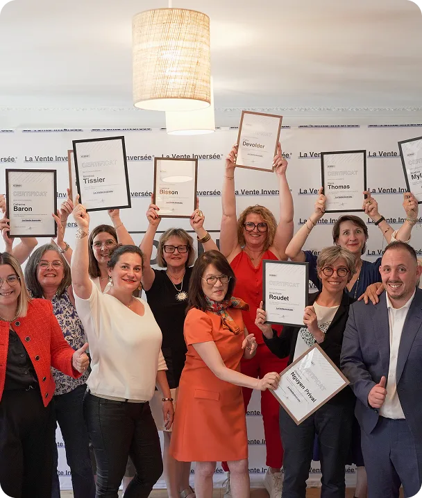 Promotion de conseillers diplômés brandissant leurs certificats La Vente Inversée®